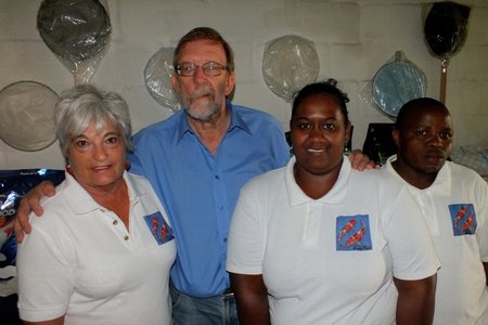KoiNet in Gansbaai se personeel, met vlnr Sylvie Agenbach, Servaas de Kock (eienaar), Ronette Dreyer en Mncedi Mbhugu 
